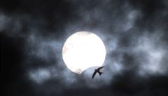 Ohnivý kotou, který byl viditelný pi pozorování prstencového zatmní Slunce