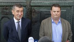 P�edseda vlády Andrej Babi� a vpravo majitel zámku v Novém M�st� nad Metují...