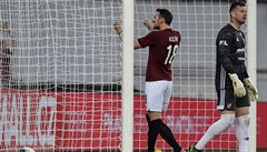 Libor Kozák ze Sparty se raduje z gólu. Vpravo je branká� Ostravy Jan La�t�vka.