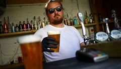 Anglie má nové regule pro hospody. Hosté budou muset při objednávce piva uvést své jméno