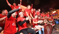 Trpi�ovský a spol. na oslavách s fanou�ky.