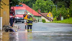 Hasiči odčerpávají 26. června 2020 vodu ve Studénce po silném dešti. | na serveru Lidovky.cz | aktuální zprávy