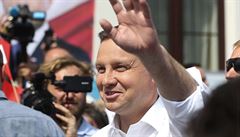 Polský prezident Andrzej Duda mává svým píznivcm, usiluje o znovuzvolení do...