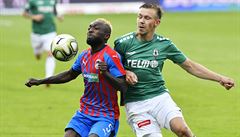 Zleva Joel Kayamba z Plzn a Dominik Plechatý z Jablonce