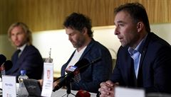 Poslanec a pedseda Národní sportovní agentury Milan Hnilika (vpravo) a...