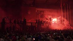 Liverpool vyhrál po t�iceti letech titul, fanou�ci ho slavili p�ed Anfieldem