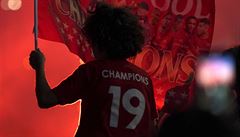 Liverpool vyhrál po t�iceti letech titul, fanou�ci ho slavili p�ed Anfieldem