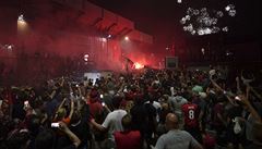Liverpool vyhrál po t�iceti letech titul, fanou�ci ho slavili p�ed Anfieldem