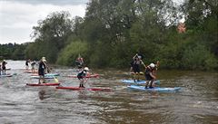 Závody na paddleboardech v Bor�ov� nad Vltavou zahájily leto�ní letní sezonu.