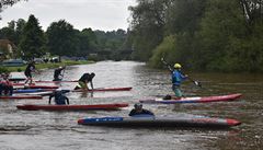 Závody na paddleboardech v Bor�ov� nad Vltavou zahájily leto�ní letní sezonu.