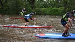 Závody na paddleboardech v Bor�ov� nad Vltavou zahájily leto�ní letní sezonu.