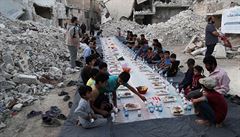 Syřané čekají na modlitbu před jídlem, které jim poskytli dobrovolnické skupiny. | na serveru Lidovky.cz | aktuální zprávy
