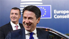 Italský premiér Giuseppe Conte vepředu, za ním jeho mluvčí Rocco Casalino. | na serveru Lidovky.cz | aktuální zprávy