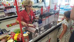 Pokladna s plexisklem na chorvatském supermarketu.