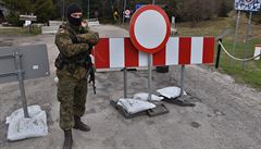 Polský voják hlídá hranici v Malé Úp bhem koronavirové krize