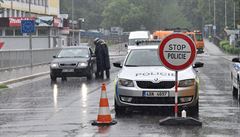 Policisté na pechodu s Polskem v eském Tín kontrolují koronavirová opatení