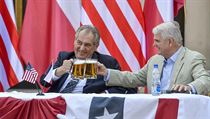 Americk velvyslanec v R Stephen King (vpravo) si pipj pivem s prezidentem...