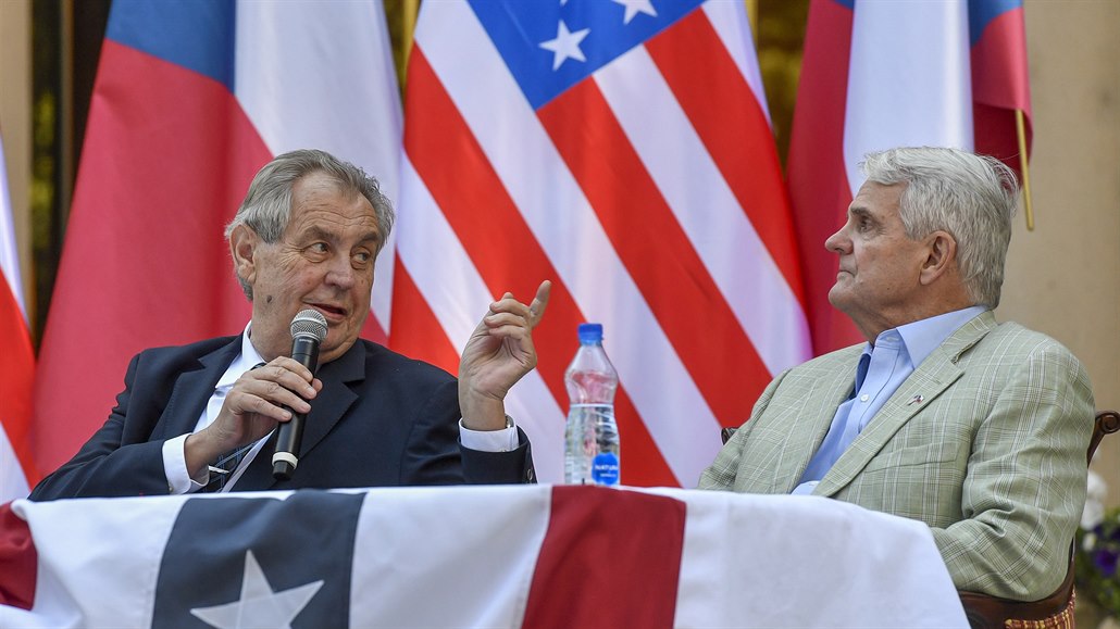 Prezident Milo Zeman (vlevo) vystoupil 30. ervna 2020 v Praze s projevem na...
