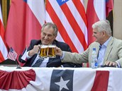 Americký velvyslanec v R Stephen King (vpravo) si pipíjí pivem s prezidentem...