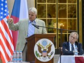 Prezident Milo Zeman (vpravo) sleduje amerického velvyslance v R Stephena...