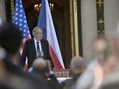 Prezident Milo Zeman (vlevo) v rezidenci velvyslance USA na recepci u...