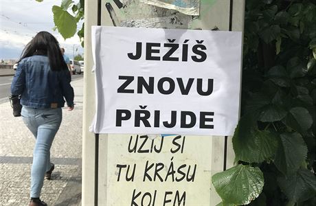 Plakát na pražském nábřeží.
