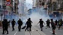 Policie pou�ila proti protestuj�c�m v Hongkongu slzn� plyn.
