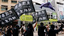 Protestujc dr transparenty hlsajc svobodn Hongkong