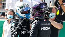 Jezdci Mercedesu Lewis Hamilton a Valtteri Bottas po spn kvalifikaci v...