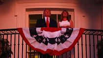 Prezident Donald Trump a prvn dma Melania Trumpov sleduj slavnostn...