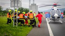 Devtaticetilet motocyklista, kter se 3. ervence veer na sjezdu z dlnice...