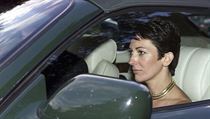 Epsteinova ptelkyn Ghislaine Maxwell na snmku z 2. z 2000 jede v aut...