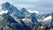 Hora Agassizhorn (uprostřed) ve švýcarských Alpách. Vlevo je Finsteraarhorn.