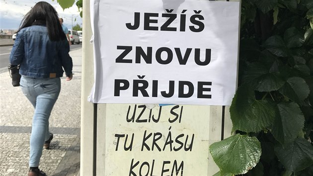 Plakát na pražském nábřeží.