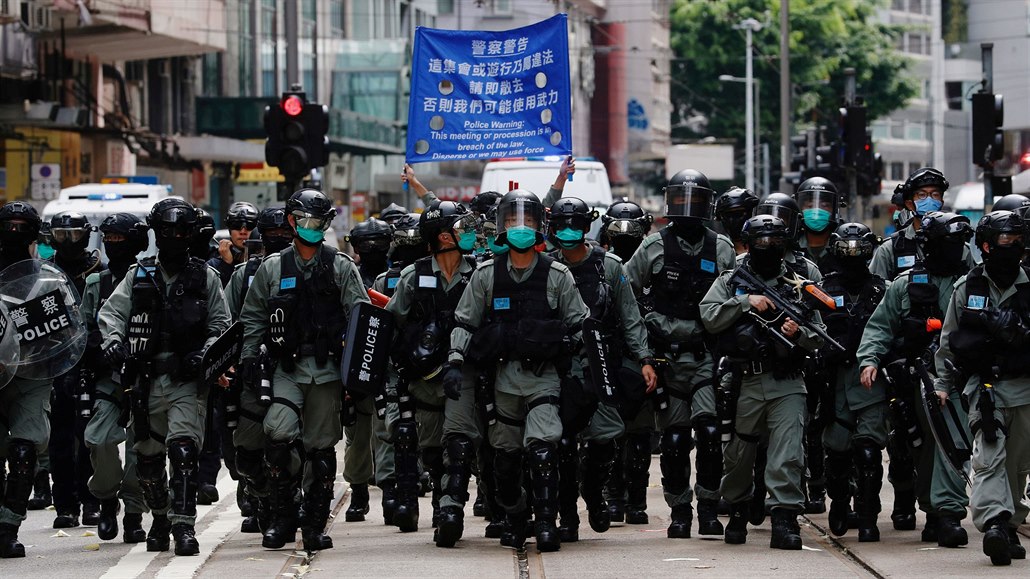 Policisté potlaují protesty za nezávislost Hongkongu.
