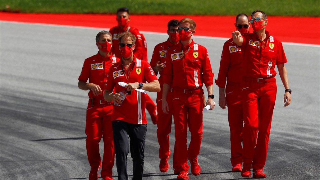 Sebastian Vettel se svým týmem.