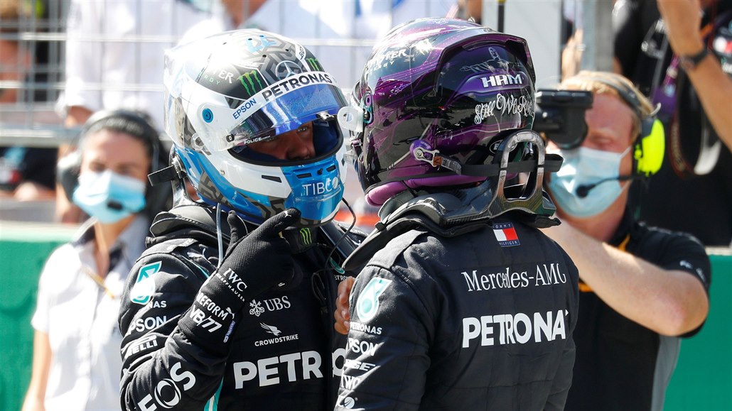 Jezdci Mercedesu Lewis Hamilton a Valtteri Bottas po úspné kvalifikaci v...