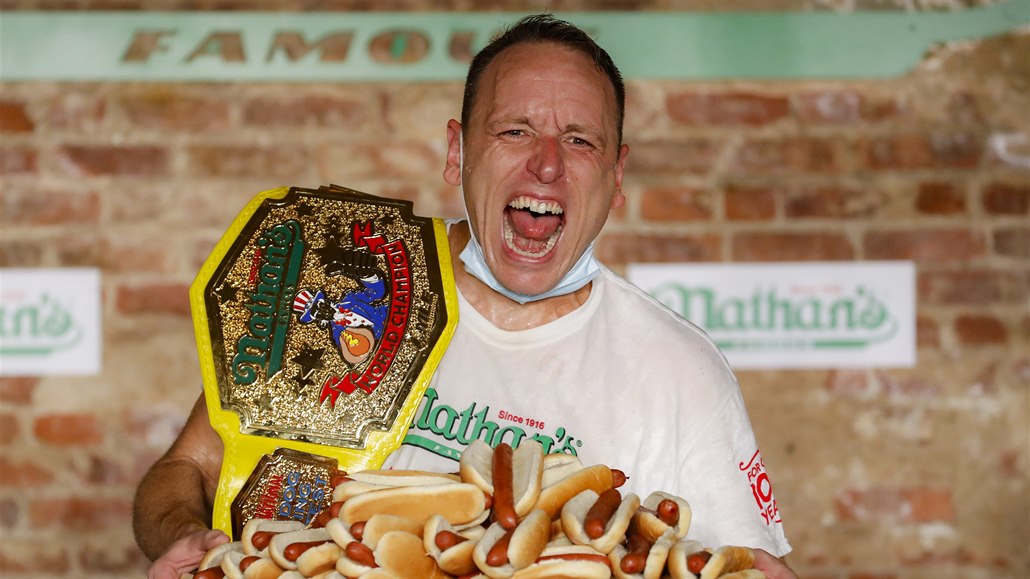 Joey Chestnut slaví nový svtový rekord v pojídání hotdog.