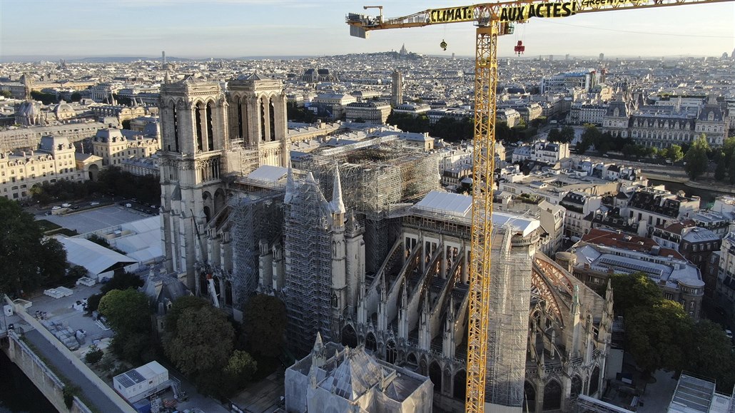 Pařížskou katedrálu Notre-Dame po loňském požáru obklopuje lešení. Skupina...