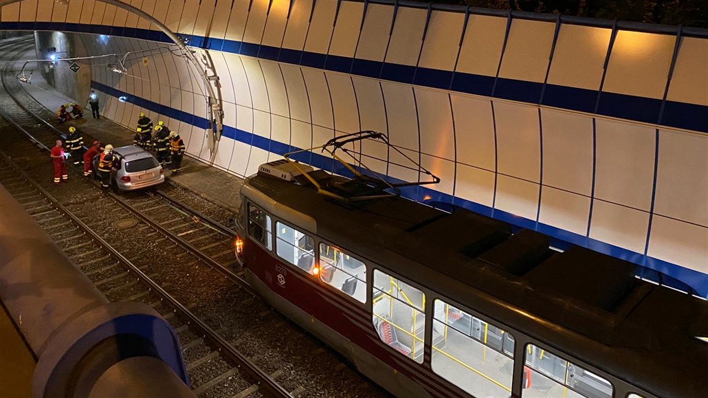 idi automobilu vjel do tunelu pro tramvaje na praském Barrandov.