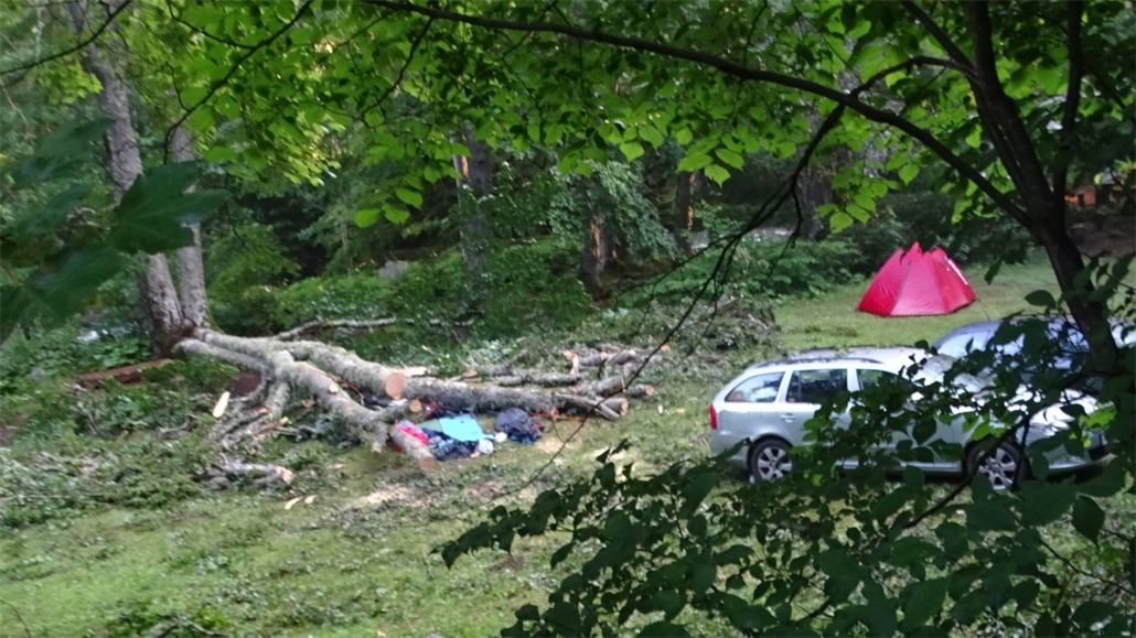 Spadlý strom na stan eských turist v bulharském kempu.