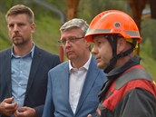 Ministr dopravy Karel Havlíek (uprosted) hovoí s hasii na nádraí v...