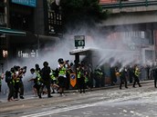 Policie pouila proti protestujícím v Hongkongu vodní dla.