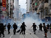 Policie pouila proti protestujícím v Hongkongu slzný plyn.