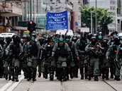 Policisté potlaují protesty za nezávislost Hongkongu.