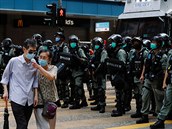 Policisté potlaují protesty za nezávislost v Hongkongu.