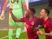 Guélor Kanga slaví promnnou penaltu ve finále poháru proti Liberci.