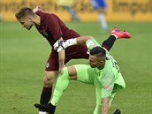 Martin Frýdek ze Sparty dotírá ve finále poháru na brankáe Liberce Milana...