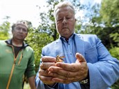 Ministr ivotního prostedí Richard Brabec drí v rukou malého raka kamenáe