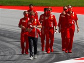 Sebastian Vettel se svým týmem.